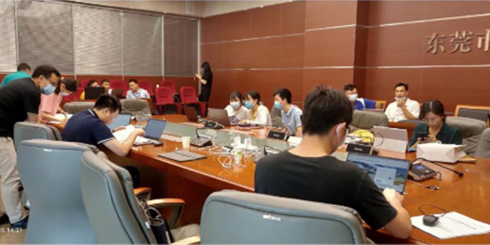 技術(shù)團隊在市局指導排污單位填報國家排污許可證辦理申請表