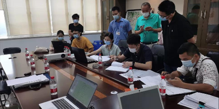 技術(shù)團隊在橋頭分局開展集中排污許可證審核